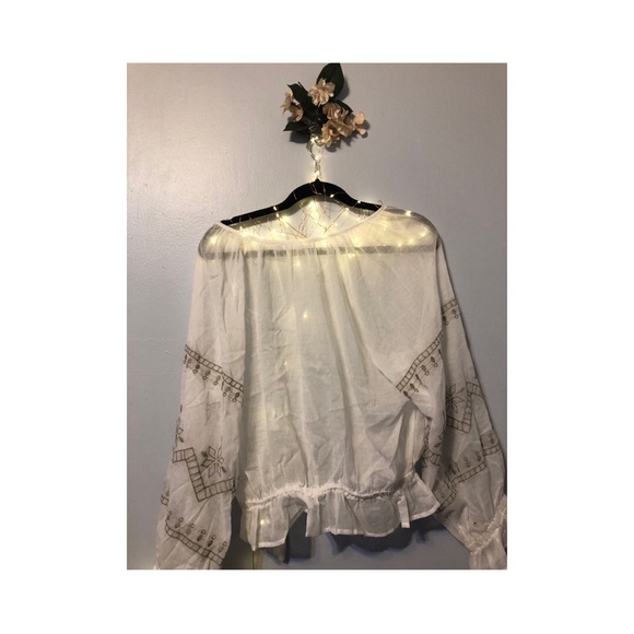 Flowy top with sleeve embroidery - Picture 2 of 4